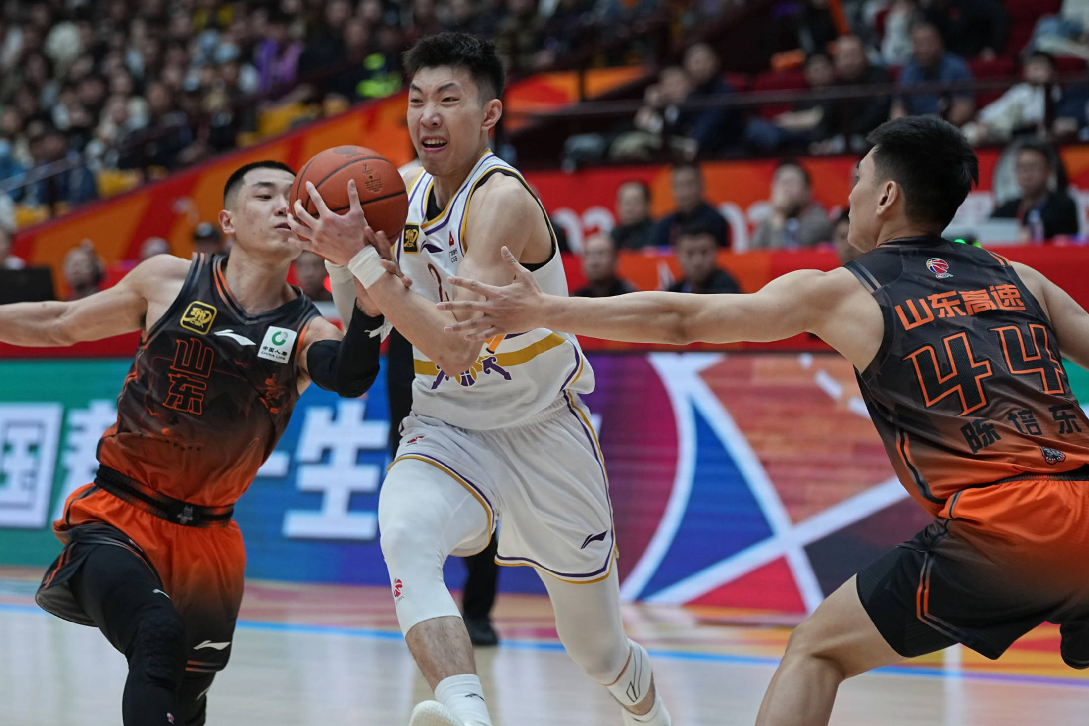 开云入口赛地聚焦——CBA季后赛今夜热度飙升，圣安东尼奥马刺防线松动，信心回归，轮换策略成焦点的简单介绍