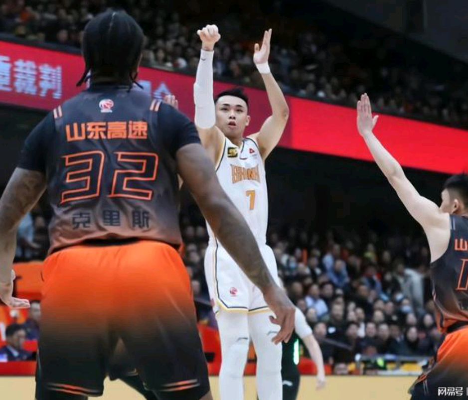CBA常规赛冲刺阶段走向成谜，山东男篮扳平良机，引发热议，年轻球员得到机会的简单介绍